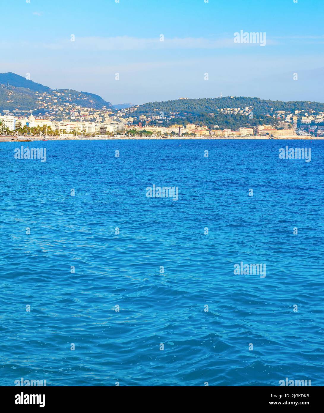 Mare con spiaggia e paesaggio urbano costiero, Nizza, Francia Foto Stock