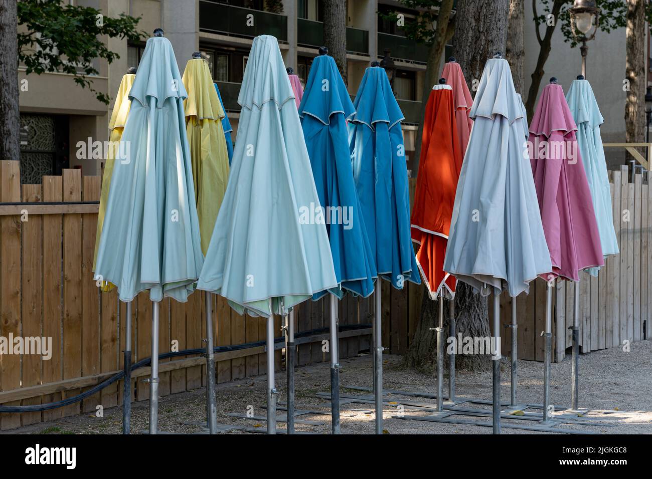 Allineamento di ombrelloni colorati chiusi sulle banchine del Bassin de la Villette Foto Stock