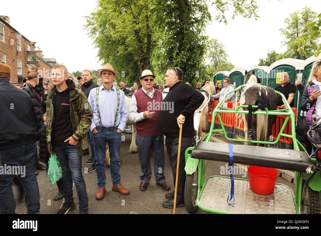 Uomini che si riuniscono nel centro della città con i loro cavalli, Appleby Horse Fair, Appleby a Westmorland, Cumbria Foto Stock