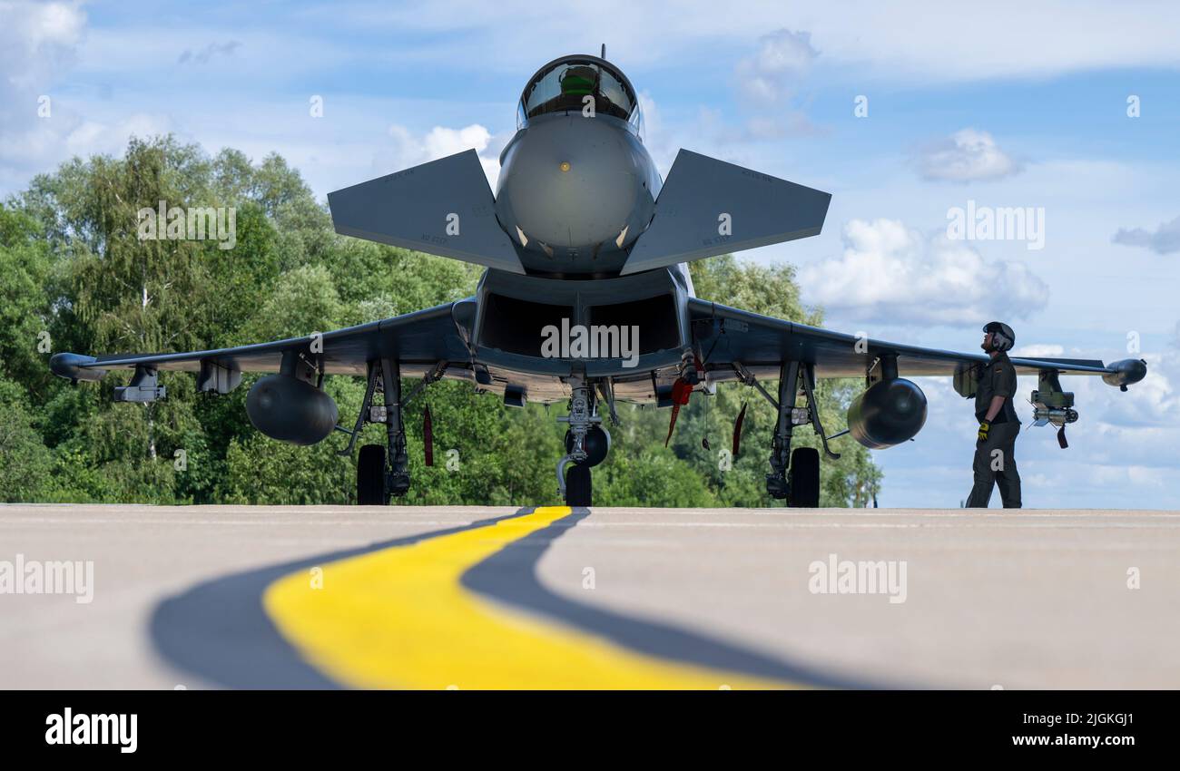 Laage, Germania. 11th luglio 2022. Un aereo da caccia Eurofighter Typhoon si trova dopo l'atterraggio all'aeroporto di Rostock-Laage, preso in occasione della visita del generale statunitense Brown al Tactical Air Squadron 73 "Teinhoff". Credit: Monika Skolimowska/dpa/Alamy Live News Foto Stock