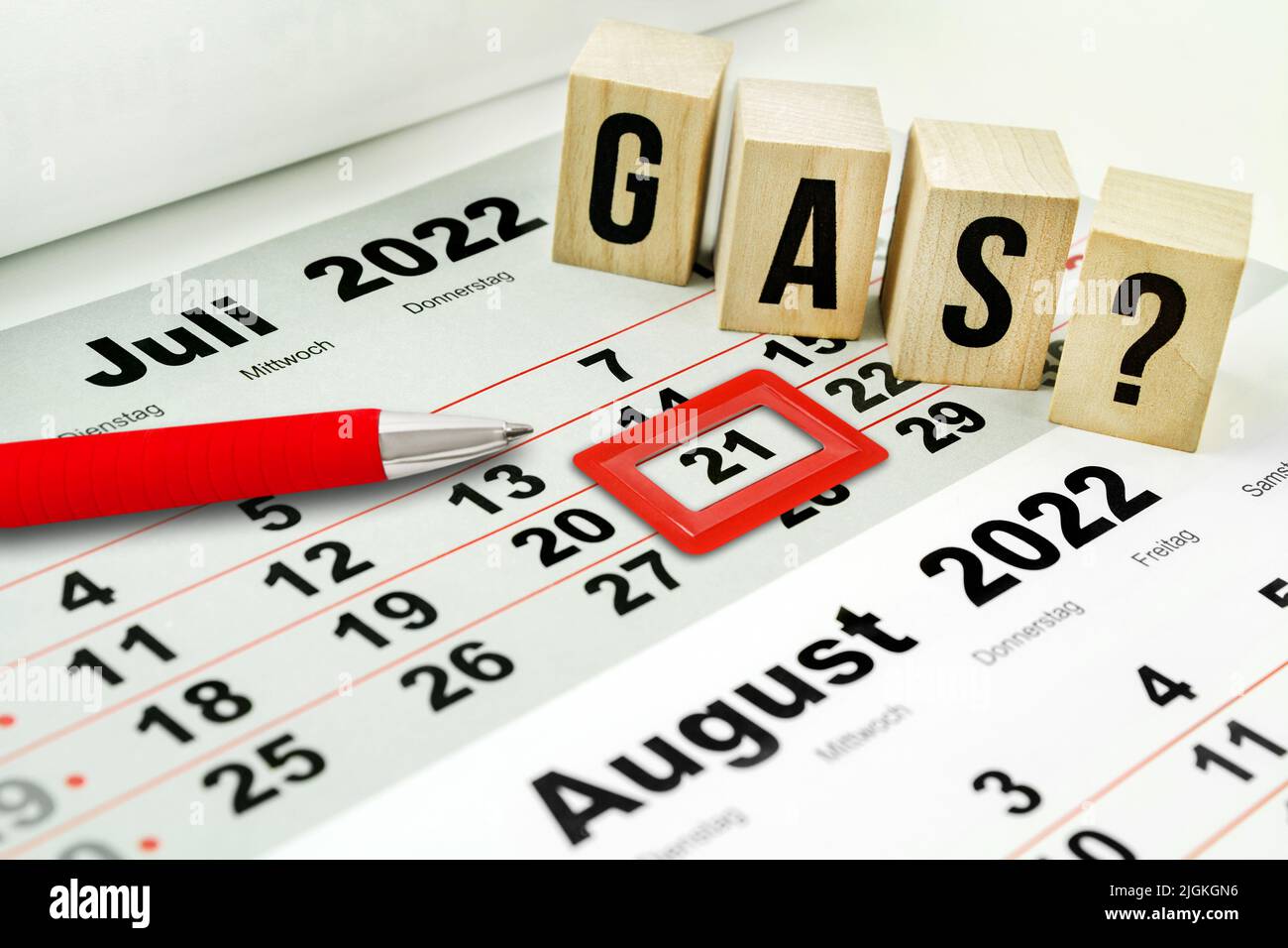 Calendario tedesco 2022 luglio 21 con matita rossa e gas Foto Stock