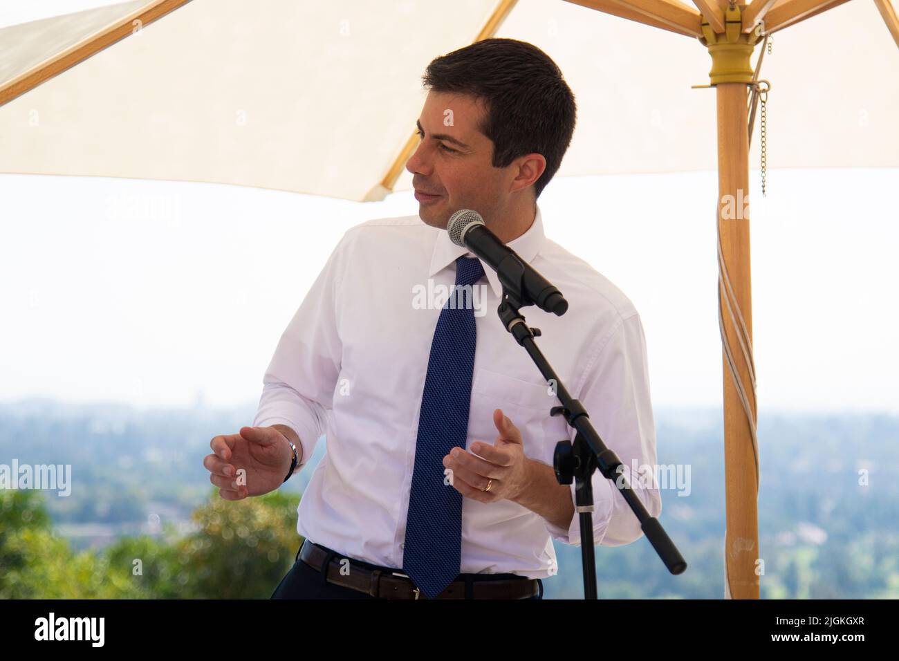 Il candidato democratico alla presidenza e l'attuale Segretario dei Trasporti degli Stati Uniti Pete Buttigieg parla a un evento in California. Foto Stock