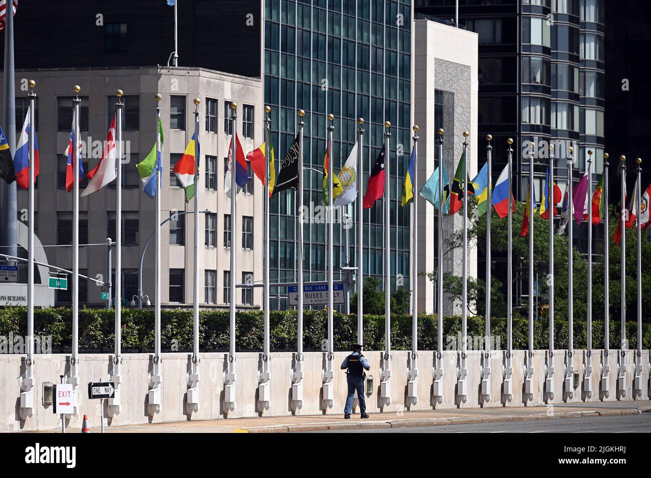 New York, Stati Uniti. 11th luglio 2022. Un ufficiale di sicurezza cammina sotto la fila di bandiere nazionali che rappresentano i membri dell'ONU, sede delle Nazioni Unite, NY, 11 luglio 2022. (Foto di Anthony Behar/Sipa USA) Credit: Sipa USA/Alamy Live News Foto Stock