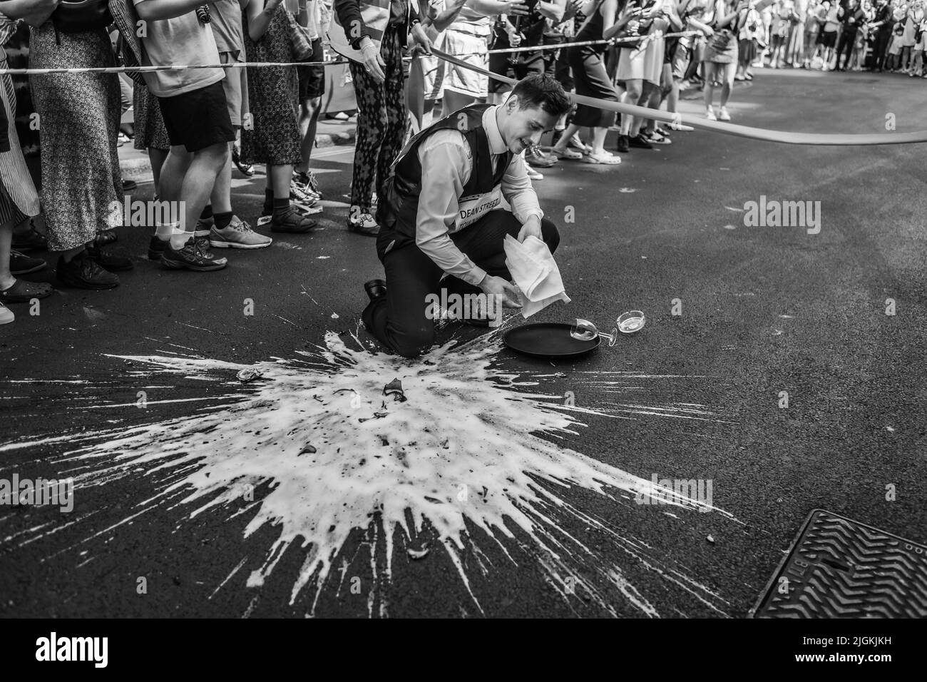 Il vincitore del Dean Street Townhouse della corsa dei camerieri di Soho, dove il personale del ristorante volò intorno a Soho per la gara annuale dei camerieri. Foto Stock