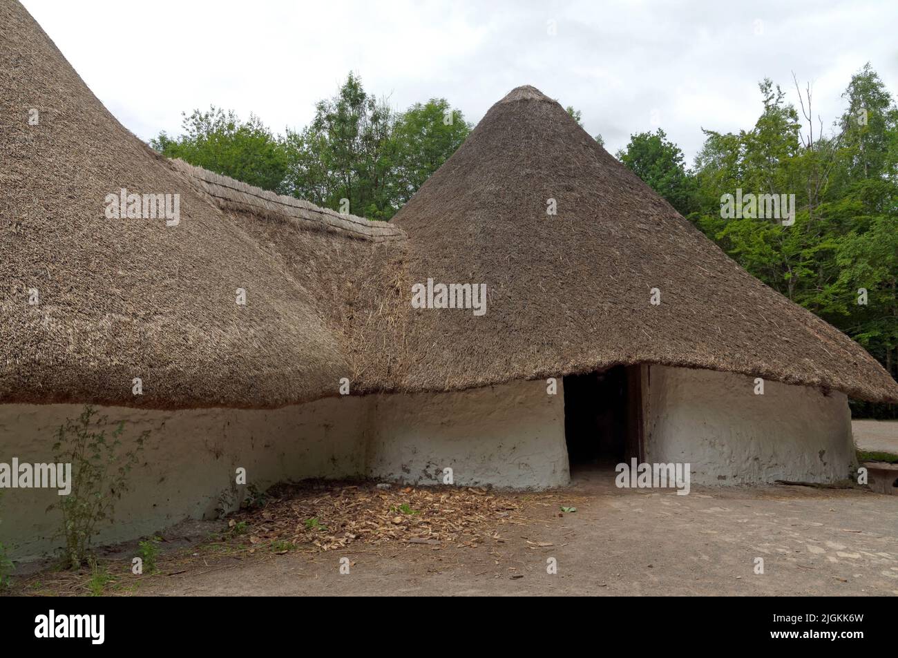 Bryn Eryr Iron Age Roundhouse. Il Villaggio Celtico. Case rotonde celtiche. Vista di St Fagans. Luglio 2022. Estate Foto Stock