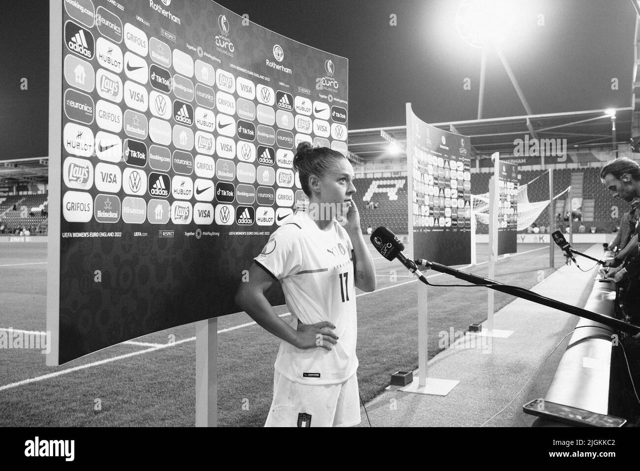 Lisa Boattin (17 Italia) parla ai media dopo la partita di calcio UEFA Womens Euro 2022 tra Francia e Italia allo stadio di New York a Rotherham, Inghilterra. (Sven Beyrich /Sportfrauen /SPP) Credit: SPP Sport Press Photo. /Alamy Live News Foto Stock