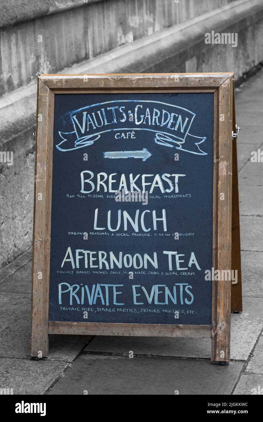 La colazione del caffè di Vaults & Garden, il pranzo, il tè di pomeriggio, l'insegna privata di eventi a Oxford, Oxfordshire Regno Unito in una giornata piovosa bagnata in agosto Foto Stock