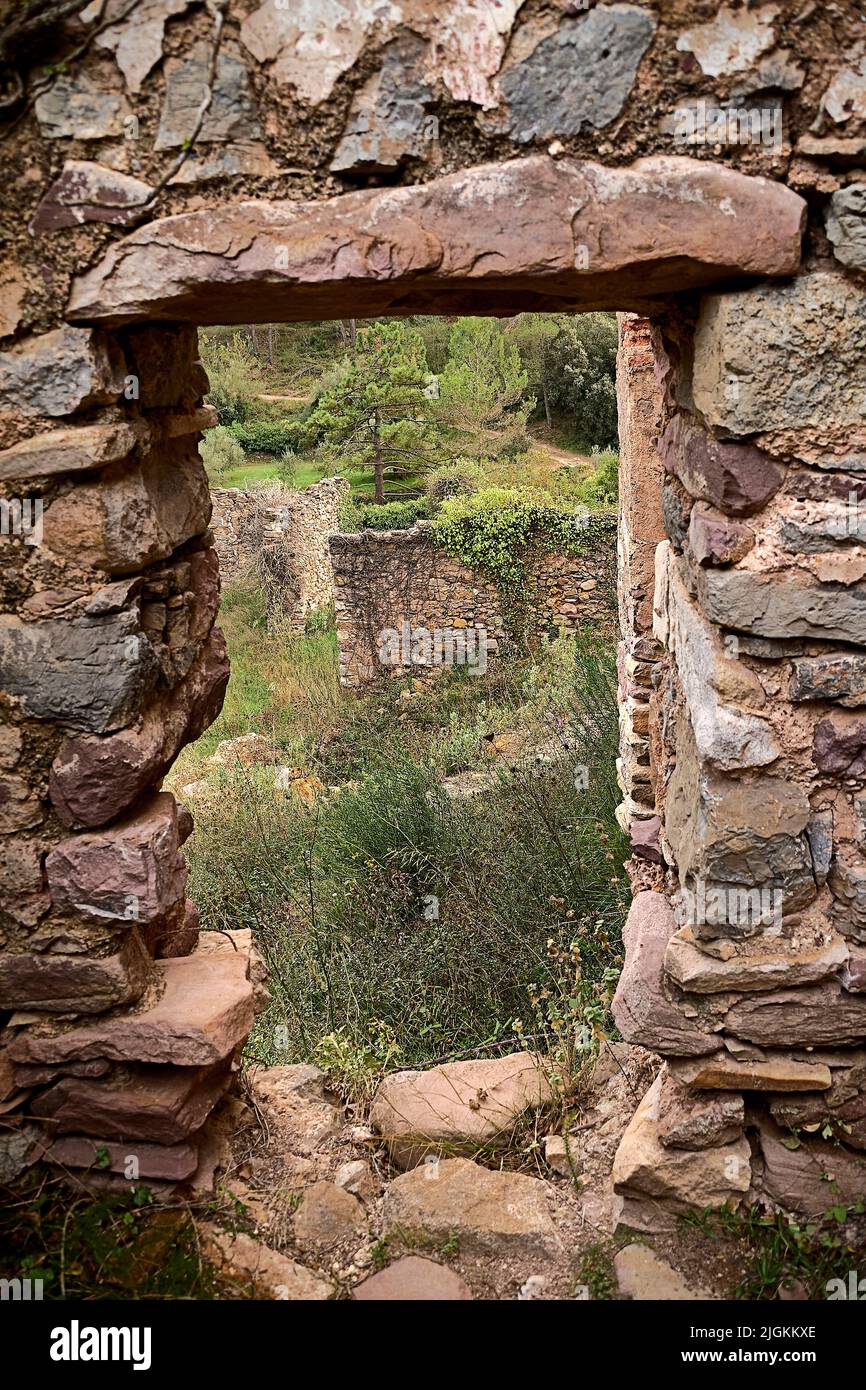 Jinquer, Castellon, Spagna. Case in rovine di un villaggio abbandonato nel mezzo della vegetazione.montagna, gruppo di case. Strade, guerra civile spagnola Foto Stock