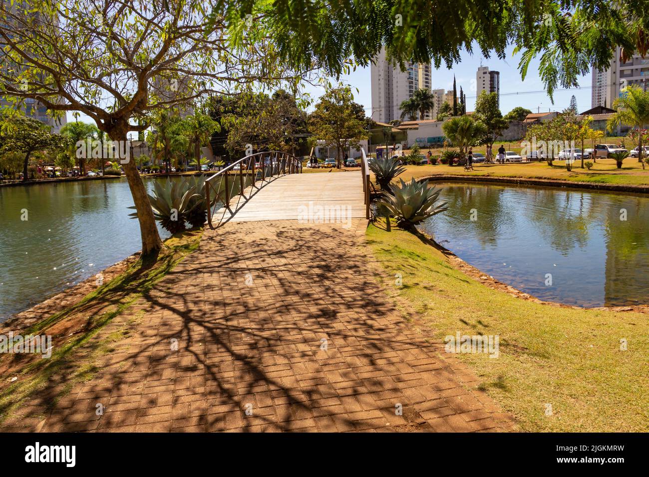 Anápolis, Goiás, Brasile – 10 luglio 2022: Uno dei paesaggi del Parco ambientale Ipiranga, nella città di Anápolis, con un ponte di legno. Foto Stock