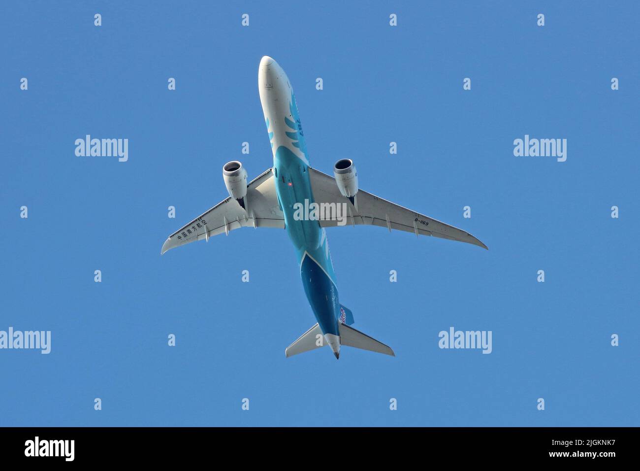 Boeing 787-9 della China Southern Airlines B-1169 che vola in alto contro un cielo blu Foto Stock