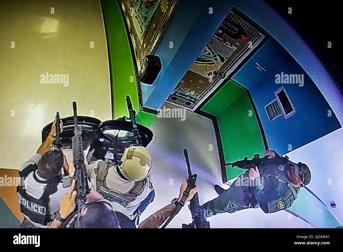 Una cornice di un video di sorveglianza della scuola mostra più poliziotti in attesa in un corridoio alla scuola elementare Robb armati di fucili e almeno uno scudo balistico protettivo. Questo è stato 19 minuti dopo aver ricevuto una chiamata 911 dalla scuola. La polizia ha aspettato quasi un'ora e mezza prima di entrare nella stanza della scuola dove si trovava il cannoniere. (Foto: Archivio investigativo di Uvalde) Foto Stock