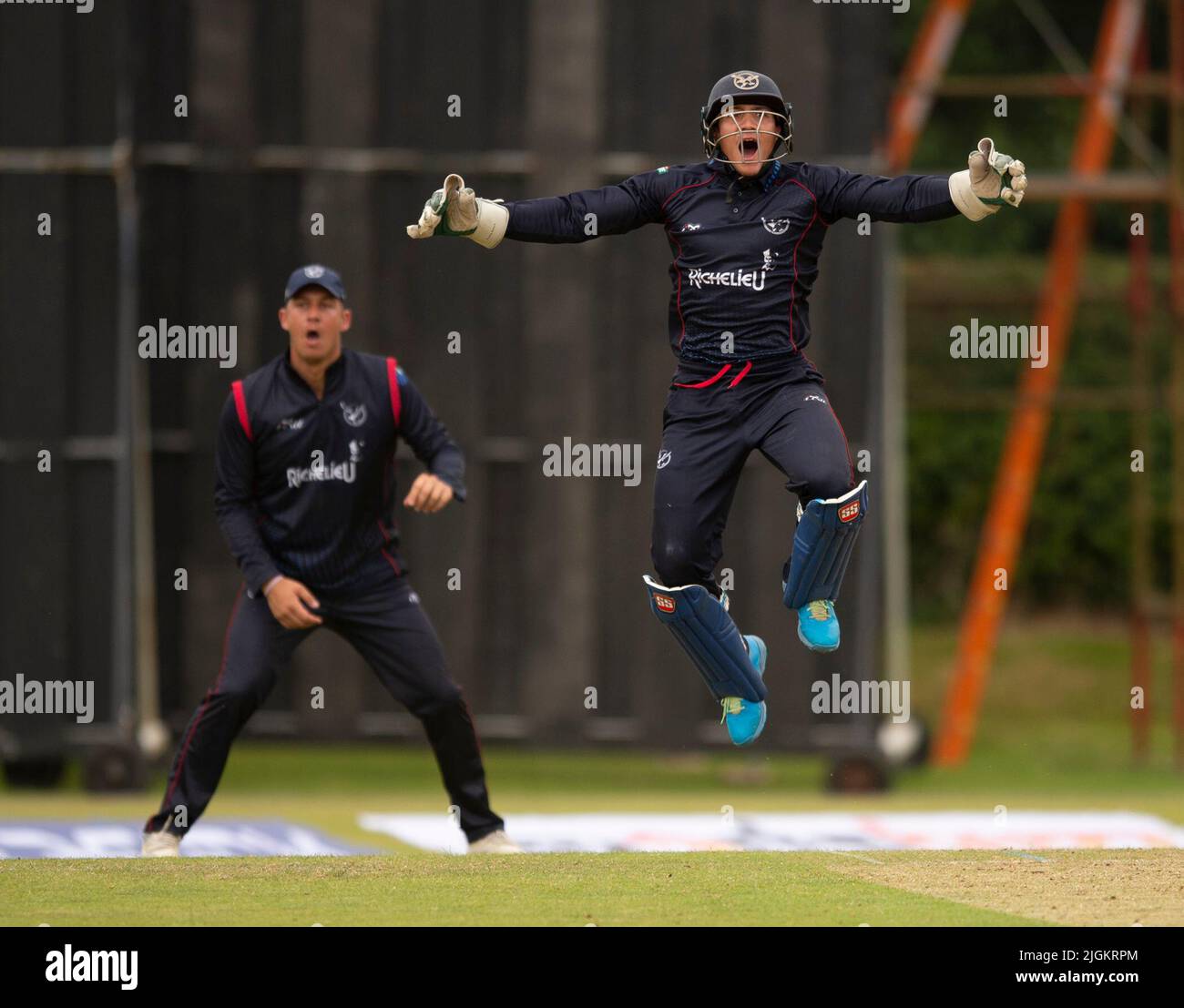 ICC Men's Cricket World Cup League 2 - Nepal v, Namibia. 10th luglio 2022. Il Nepal prende la Namibia nella ICC Men's Cricket World Cup League 2 a Cambusdoon, Ayr. PIC mostra: Alto appello volante da parte del custode Namibia del wicket, Zane Green Credit: Ian Jacobs/Alamy Live News Foto Stock