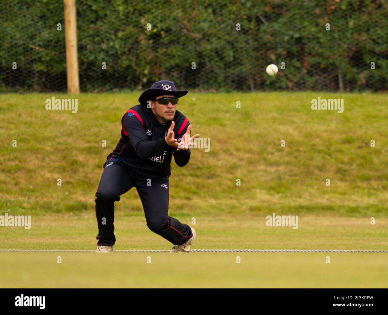 ICC Men's Cricket World Cup League 2 - Nepal v, Namibia. 10th luglio 2022. Il Nepal prende la Namibia nella ICC Men's Cricket World Cup League 2 a Cambusdoon, Ayr. PIC mostra: Grande cattura da parte della Namibia Bernard Scholtz. Credit: Ian Jacobs/Alamy Live News Foto Stock
