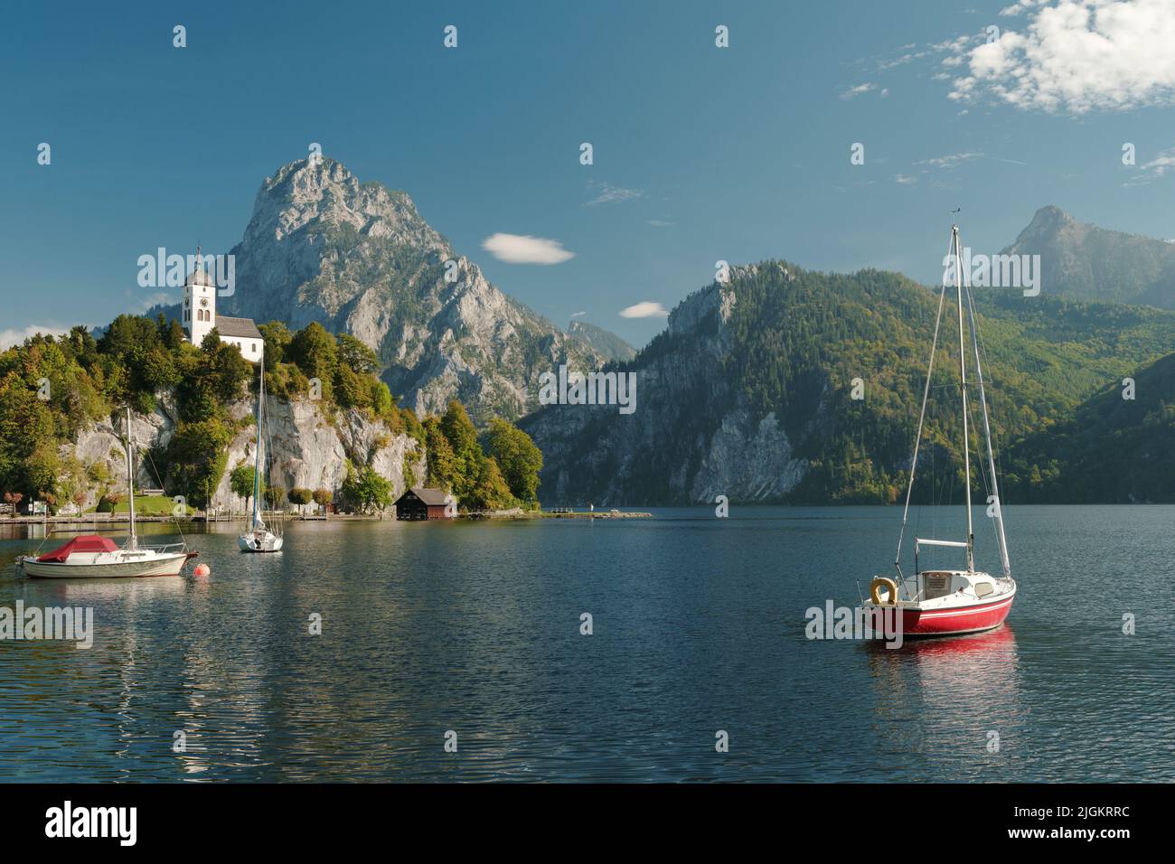 Vista panoramica sull'arroccata Cappella Johannesberg in Austria, circondata da montagne e dal lago Traunsee Foto Stock