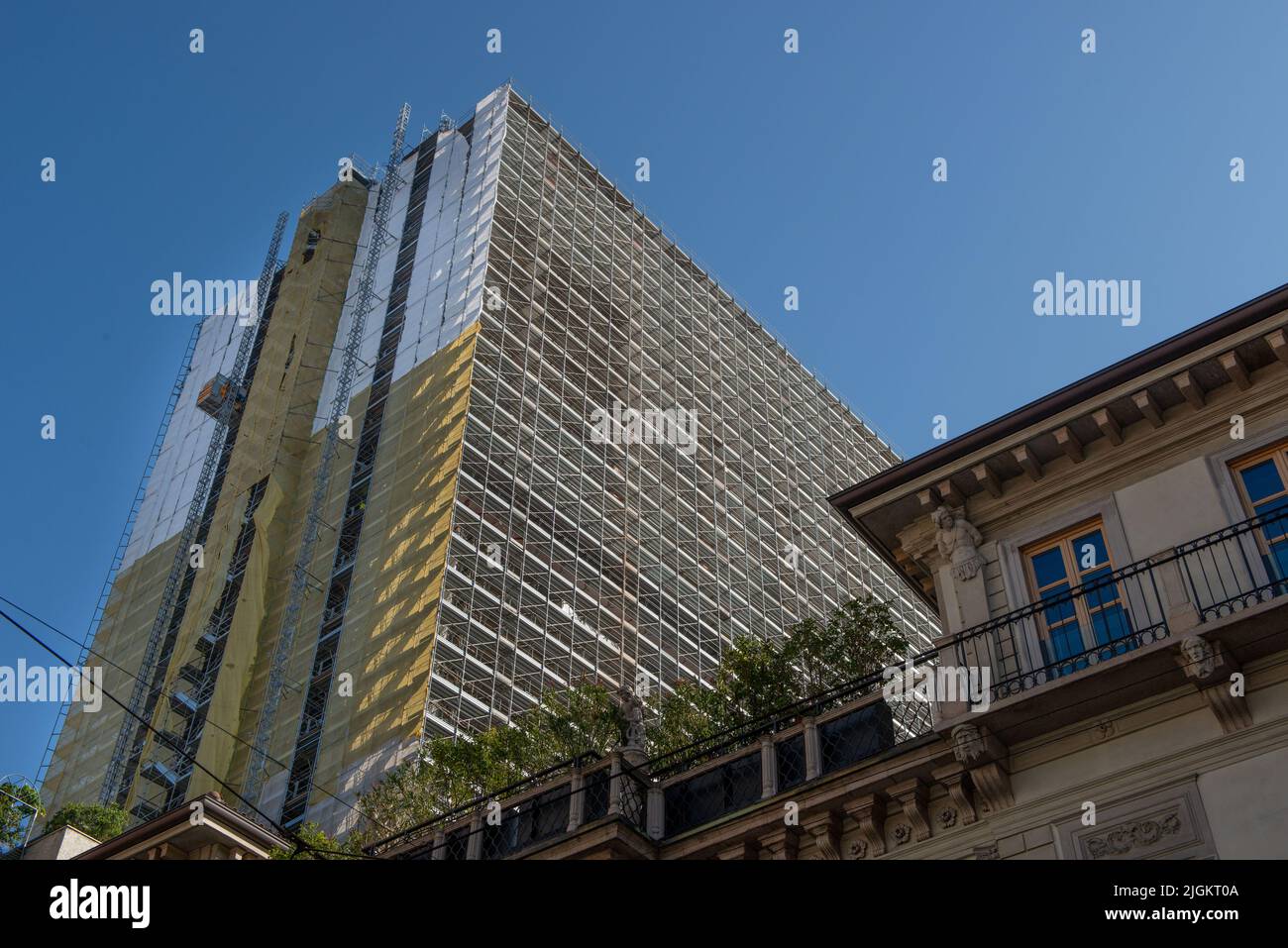 Edificio con impalcatura e protezione Foto Stock