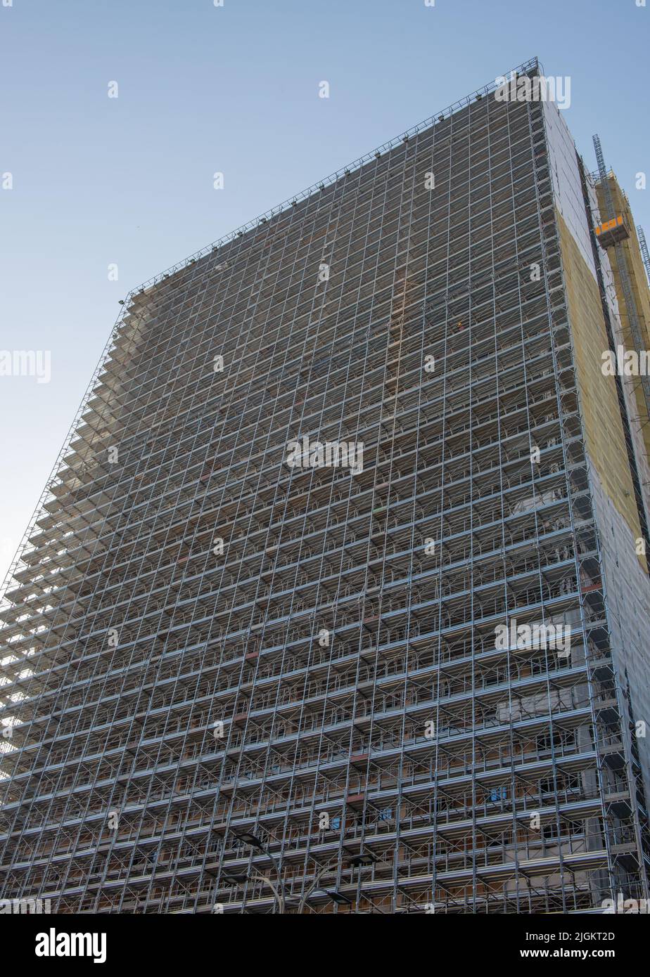 Edificio con impalcatura e protezione Foto Stock