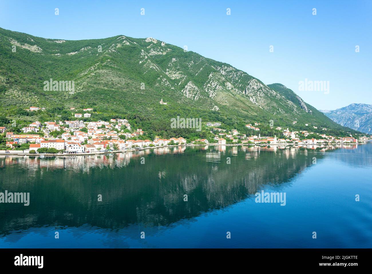 Riflessioni costiere dal ponte della nave da crociera Marell Explorer II, Baia di Cattaro (Boka kotorska), Cattaro, Dalmazia, Montenegro Foto Stock