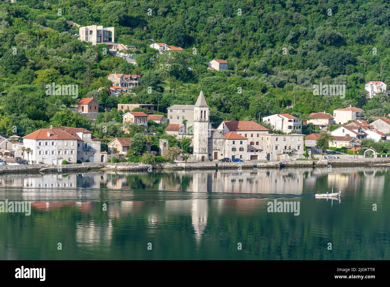 Villaggio di Donji Stoliv, Baia di Cattaro (Boka kotorska), Cattaro, Dalmazia, Montenegro Foto Stock