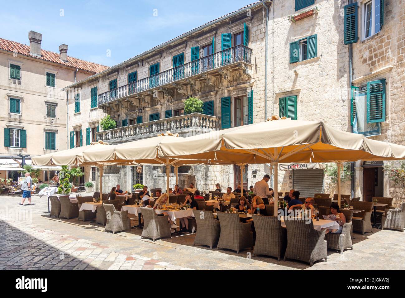 Ristorante all'aperto, Stari Grad, Old Town, Kotor, Dalmazia, Montenegro Foto Stock