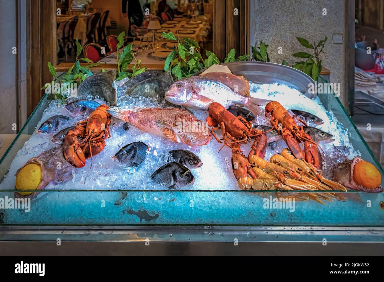 Pesce e frutti di mare in un ristorante a Venezia, Italia Foto Stock