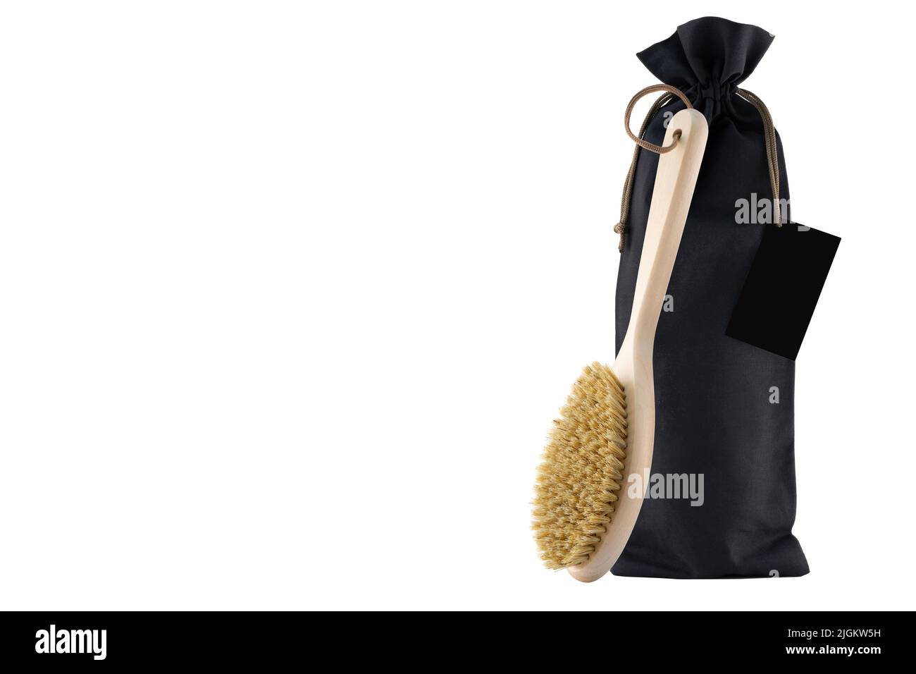 Una spazzola per massaggio con setole del cinghiale isolata su bianco con una borsa in tessuto naturale. Una spazzola per il corpo per il massaggio anticellulite. Accessori per spa, bagno Foto Stock
