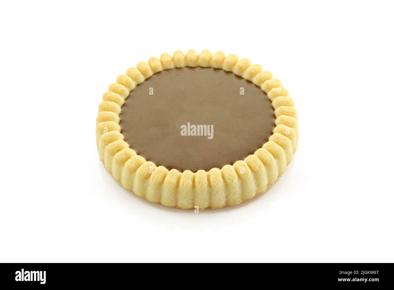 Choco Tart isolato su sfondo bianco. Biscotto ripieno di cioccolato Foto Stock