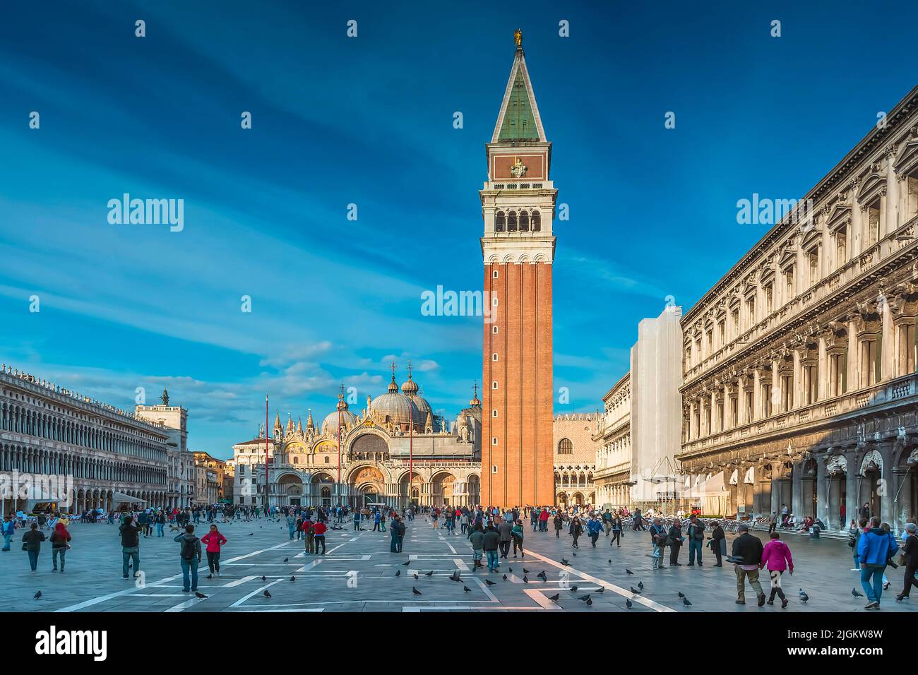 Piazza San Marco con il famoso Campanile di San Marco a Venezia Foto Stock