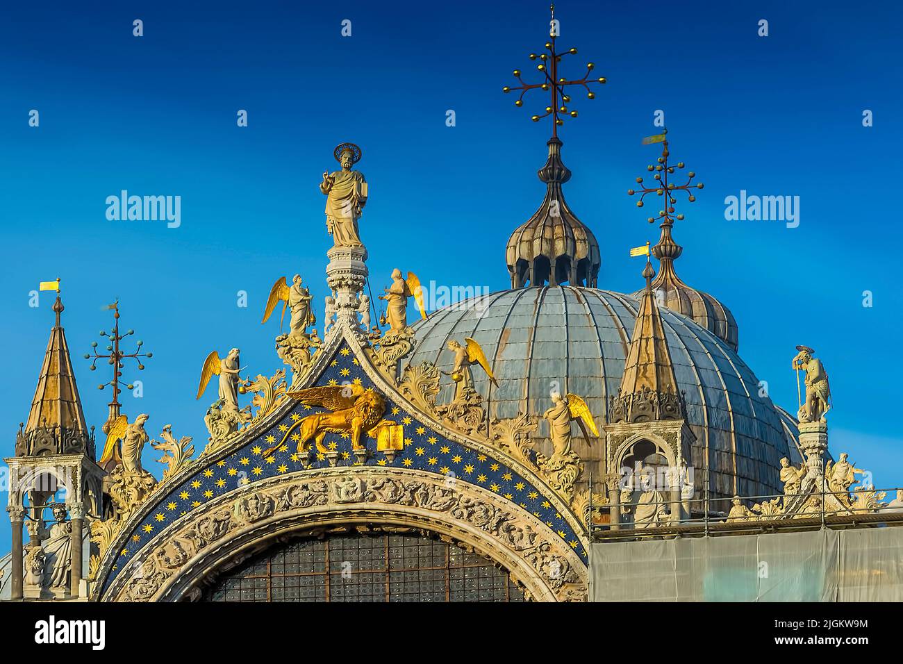 Splendidi ornamenti sul tetto della Basilica di San Marco a Venezia Foto Stock