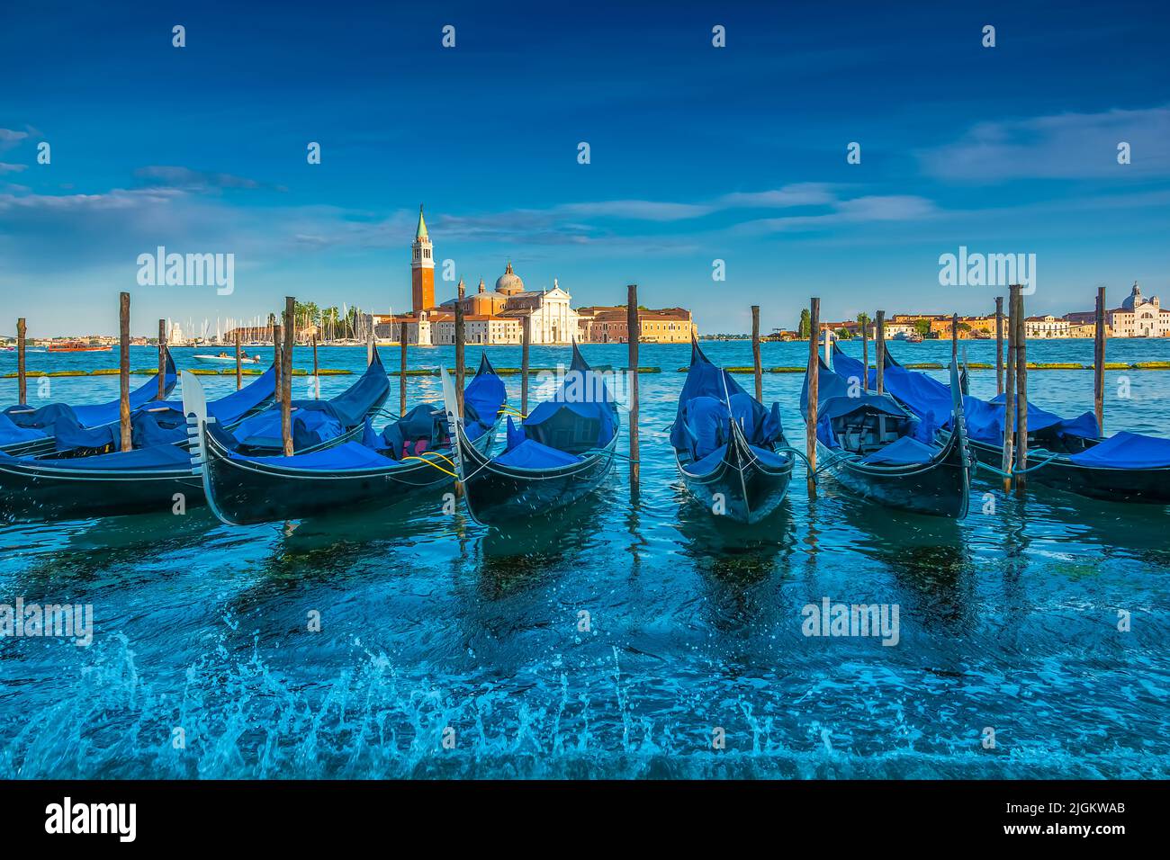 Gondole ormeggiate a Venezia, con l'isola di San Giorgio maggiore sullo sfondo Foto Stock
