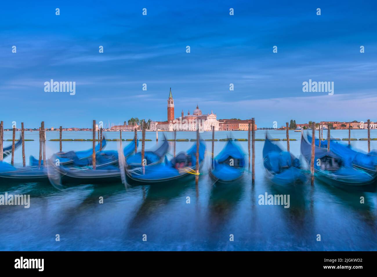 Ondeggiare le gondole a Venezia, in Italia durante l'ora Blu, con l'isola di San Giorgio maggiore sullo sfondo Foto Stock
