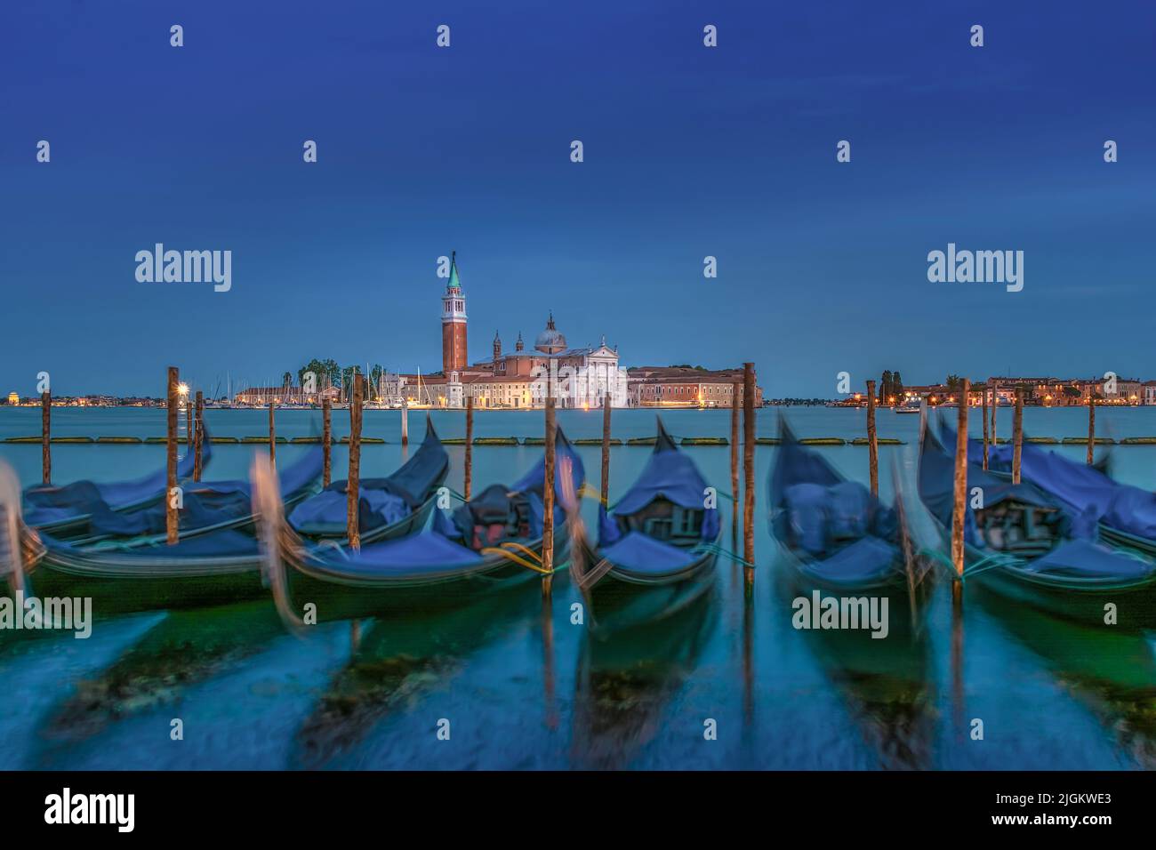 Gondole ormeggiate a Venezia al tramonto con San Giorgio maggiore sullo sfondo Foto Stock