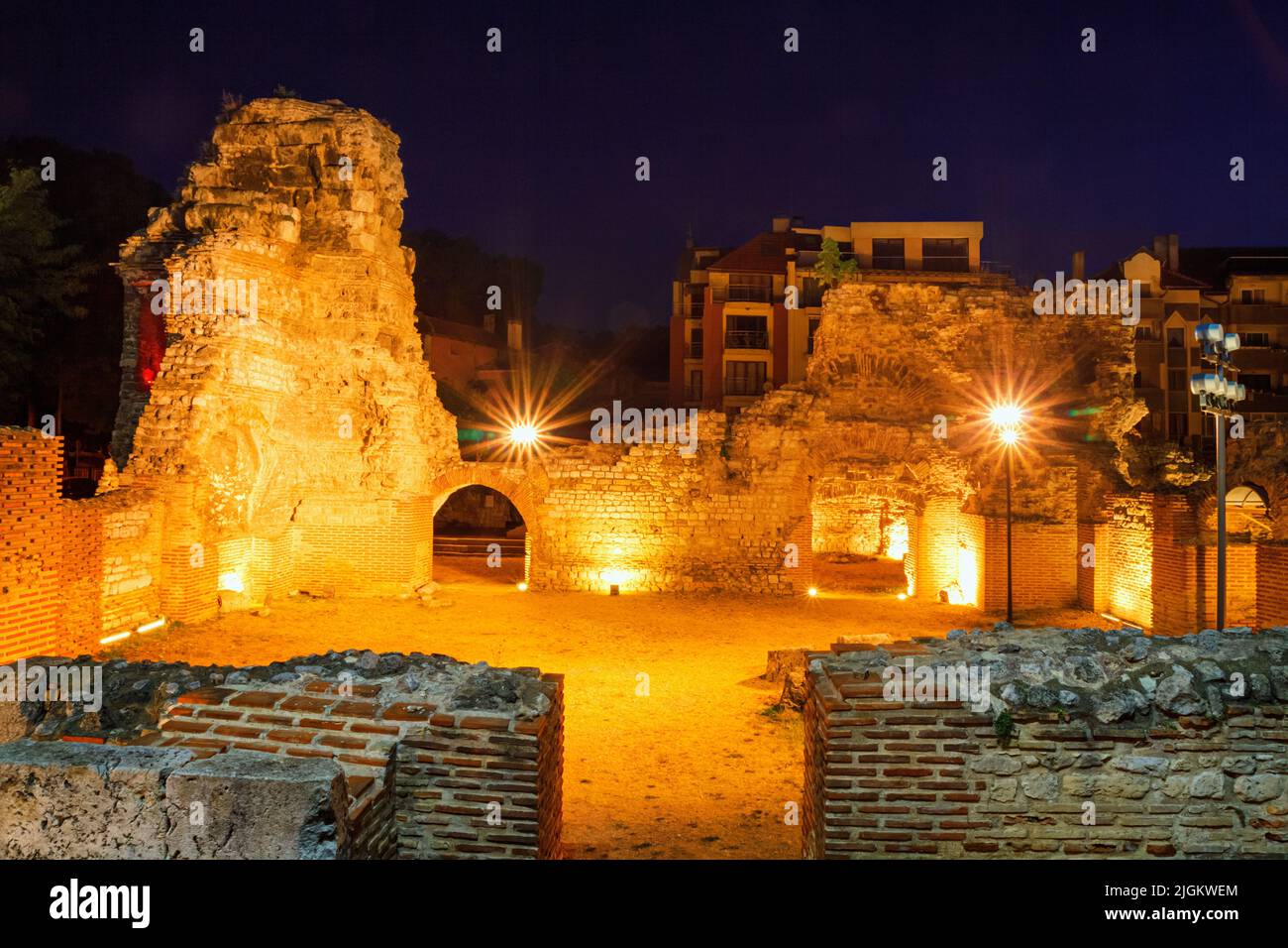 Vista notturna delle rovine delle terme di Odessos romano antico alla luce dei fari di ricerca, nella città di Varna, sulla costa del Mar Nero della Bulgaria Foto Stock