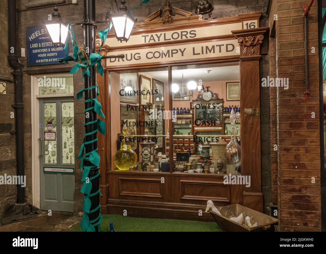 L'esterno del negozio ricreato 'Taylors Drug Compy Limmd' all'interno dell'Abbey House Museum, Kirkstall, West Yorkshire, UK. In mostra nel Regno Unito Foto Stock
