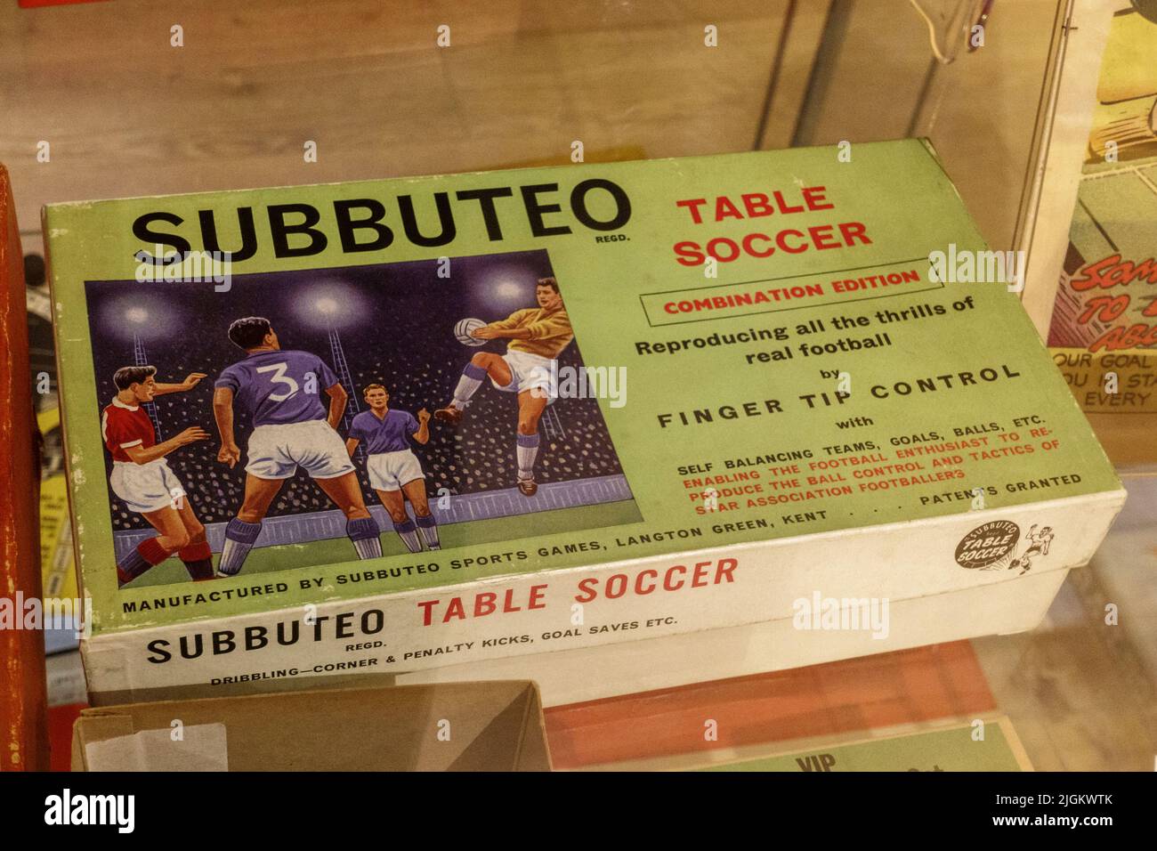 Una scatola di gioco di calcio da tavolo Subbuteo vintage 1960s in esposizione in un museo nel Regno Unito. Foto Stock