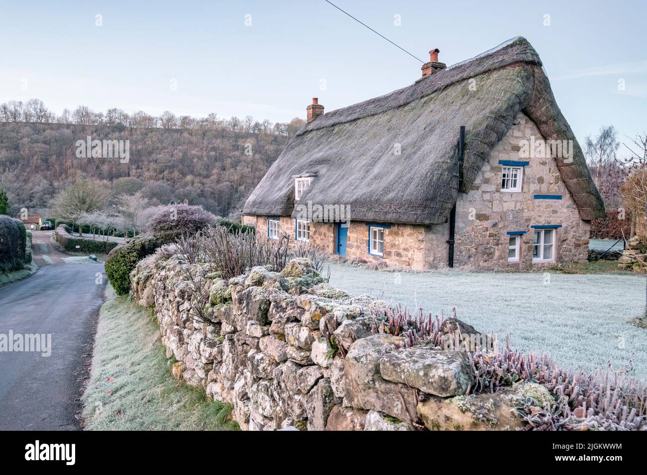 Cottage con tetto in paglia al villaggio di Rievaulx, vicino a Helmsley, Ryedale, North Yorkshire Moors Foto Stock