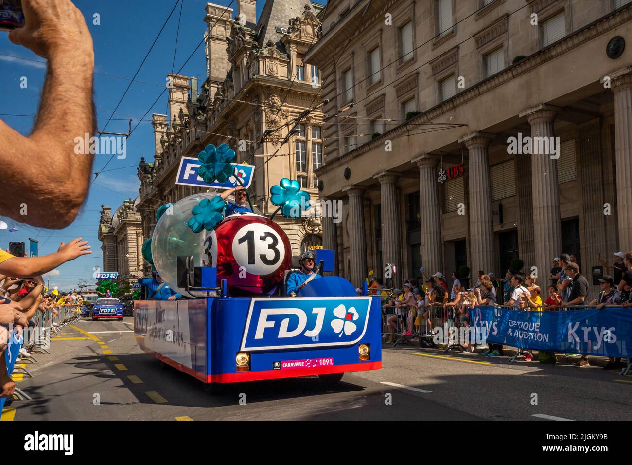 Losanna, Vaud Canton, Svizzera -09.07.2022: Passaggio di una vettura pubblicitaria di Groupama FDJ nella roulotte del famoso Tour de France in Svizzerola Foto Stock