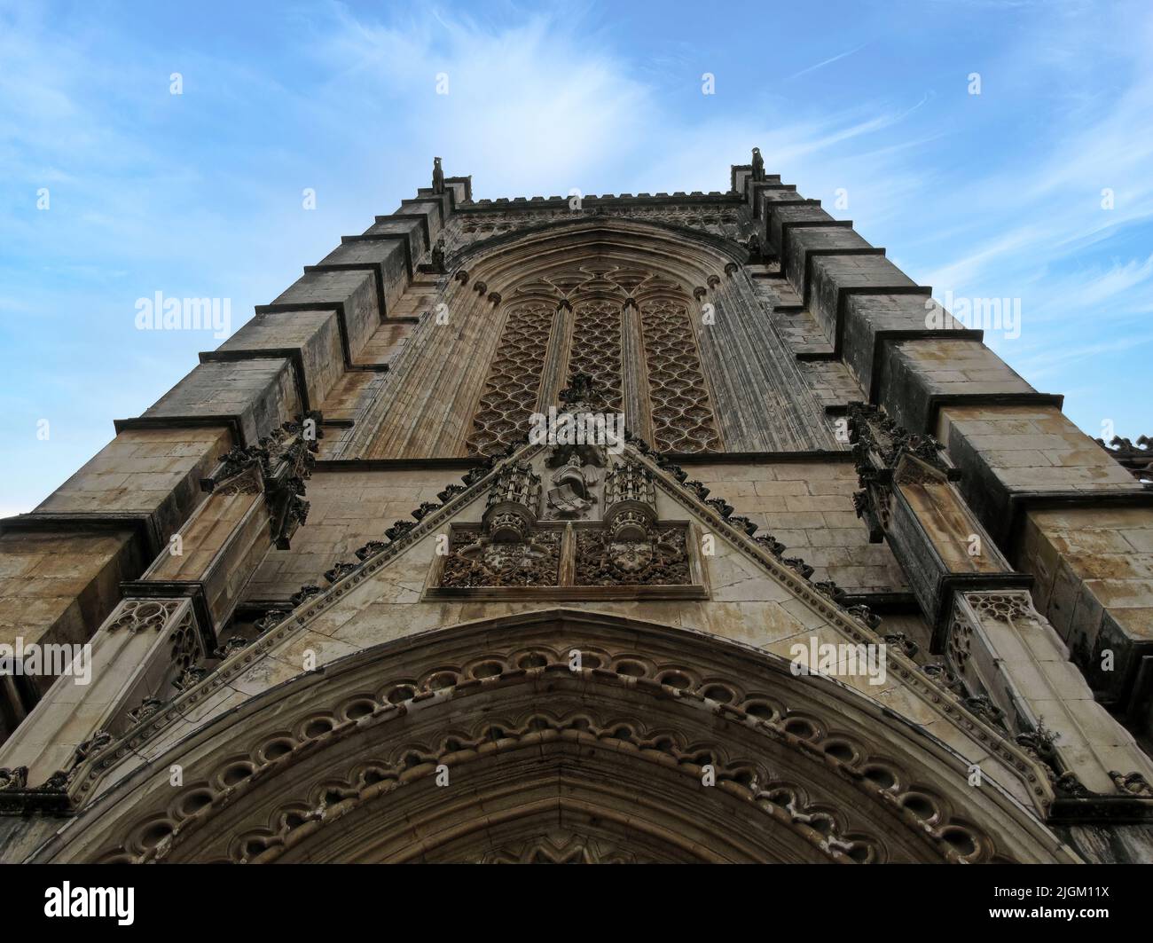 Il bellissimo monastero di Batalha si trova in Portogallo nella città di Batalha e costruito in stile gotico con parti in stile manuelino. Foto Stock