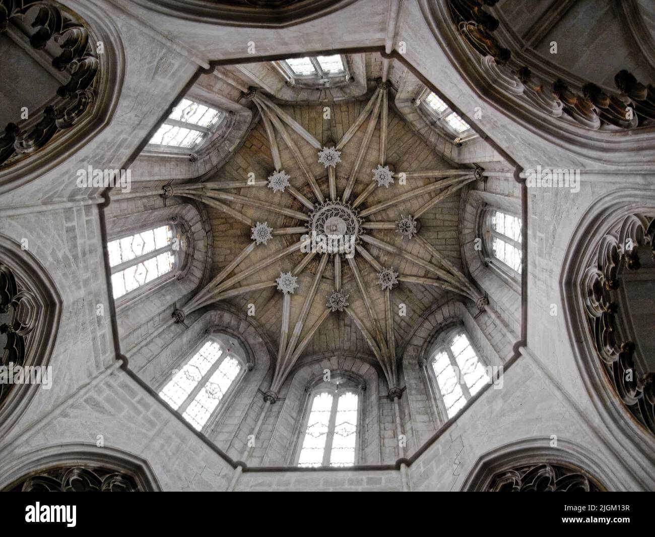 Il bellissimo monastero di Batalha si trova in Portogallo nella città di Batalha e costruito in stile gotico con parti in stile manuelino. Foto Stock