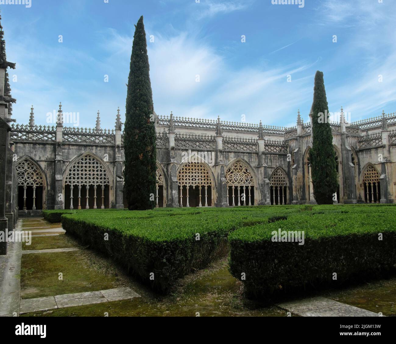 Il bellissimo monastero di Batalha si trova in Portogallo nella città di Batalha e costruito in stile gotico con parti in stile manuelino. Foto Stock