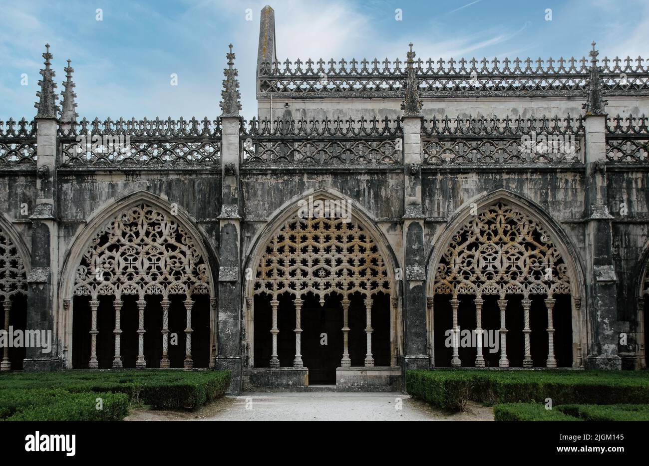 Il bellissimo monastero di Batalha si trova in Portogallo nella città di Batalha e costruito in stile gotico con parti in stile manuelino. Foto Stock