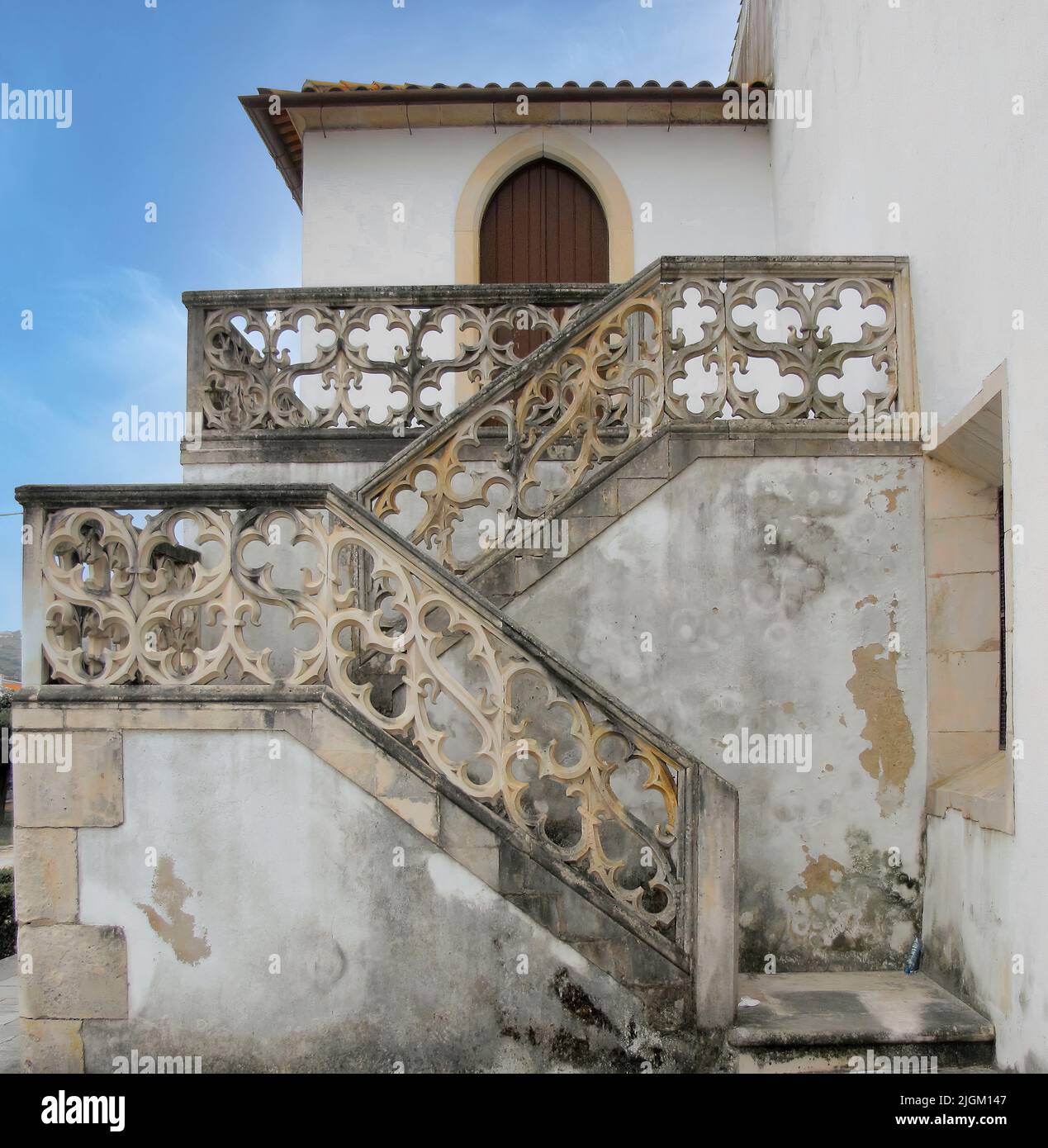 Il bellissimo monastero di Batalha si trova in Portogallo nella città di Batalha e costruito in stile gotico con parti in stile manuelino. Foto Stock