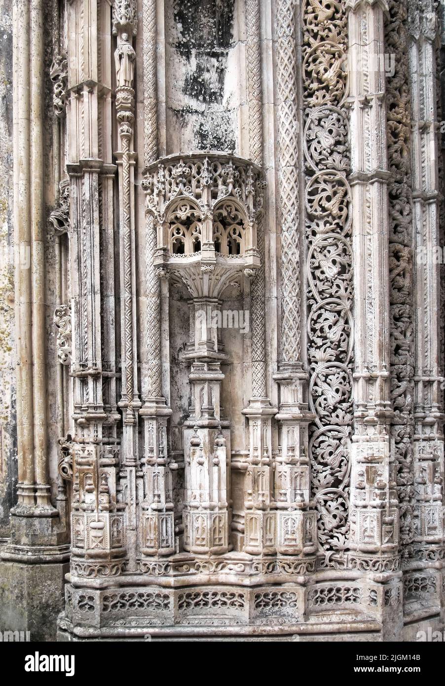 Il bellissimo monastero di Batalha si trova in Portogallo nella città di Batalha e costruito in stile gotico con parti in stile manuelino. Foto Stock