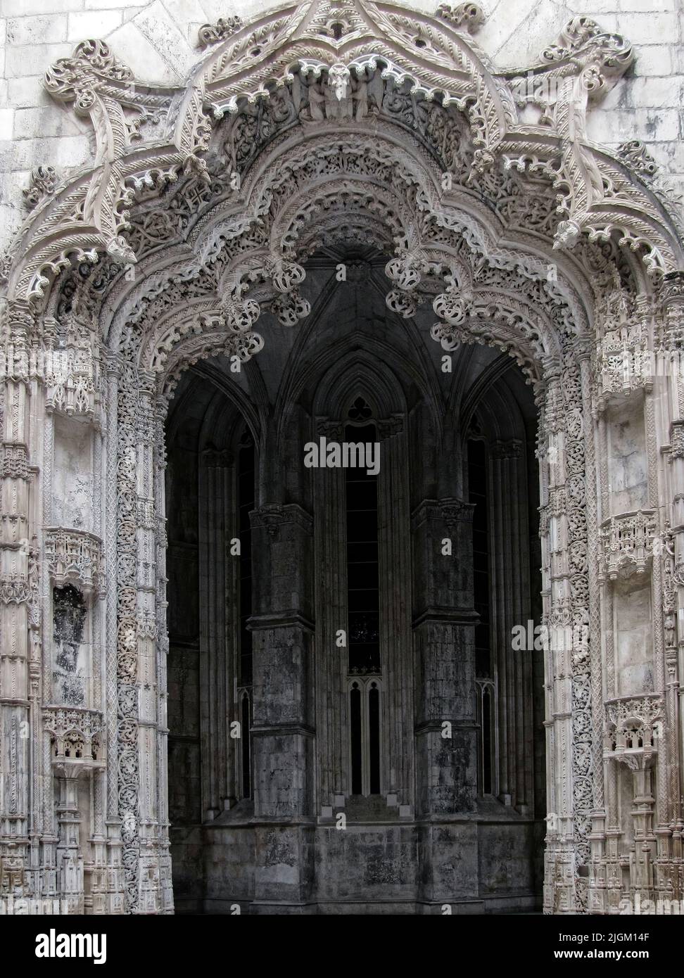 Il bellissimo monastero di Batalha si trova in Portogallo nella città di Batalha e costruito in stile gotico con parti in stile manuelino. Foto Stock