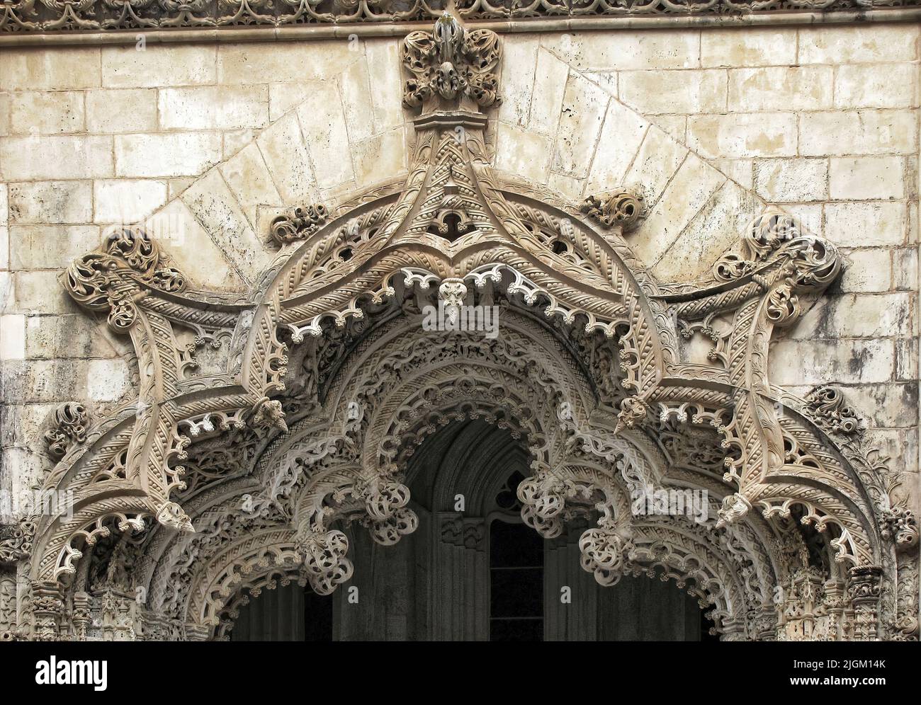 Il bellissimo monastero di Batalha si trova in Portogallo nella città di Batalha e costruito in stile gotico con parti in stile manuelino. Foto Stock