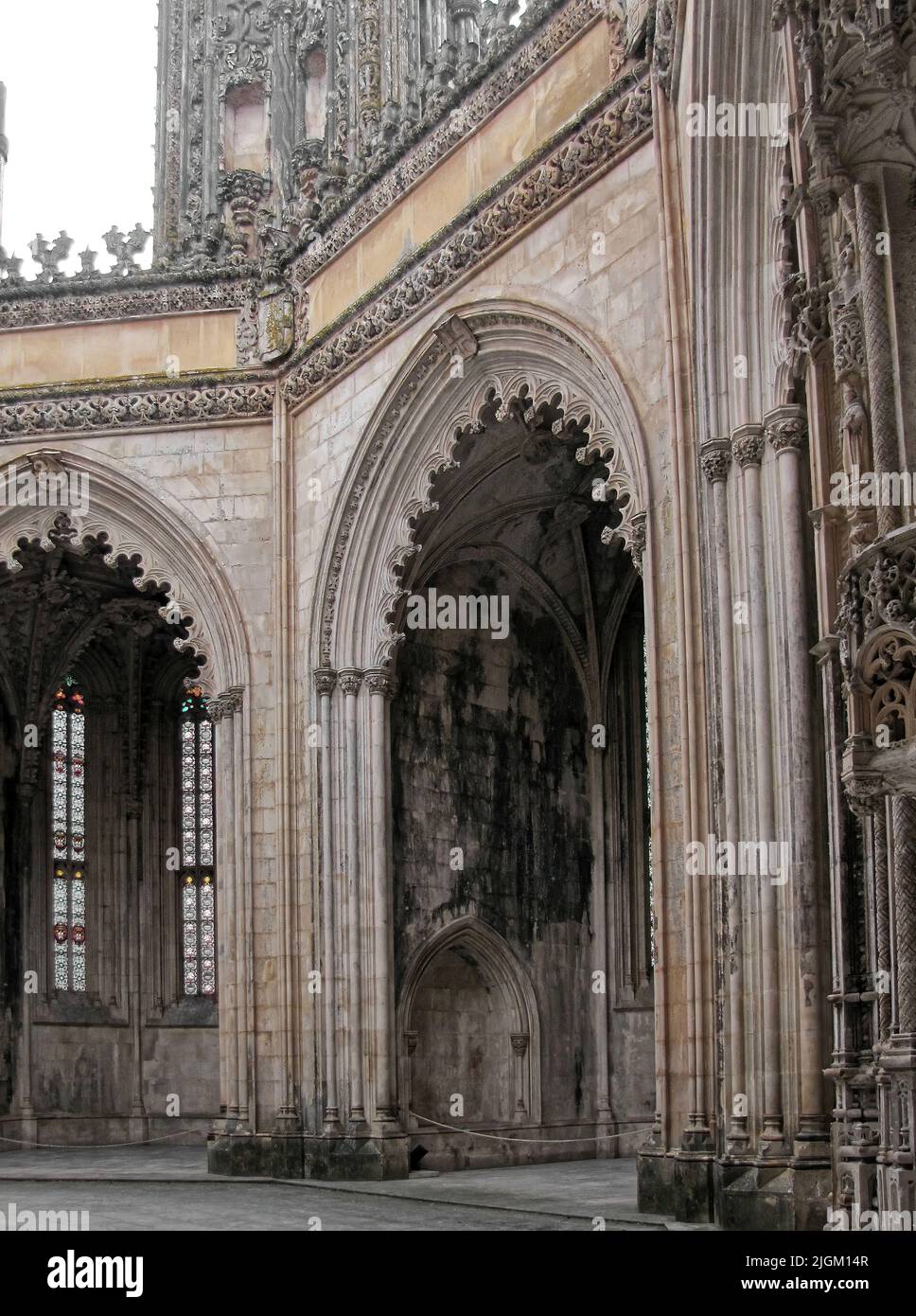 Il bellissimo monastero di Batalha si trova in Portogallo nella città di Batalha e costruito in stile gotico con parti in stile manuelino. Foto Stock