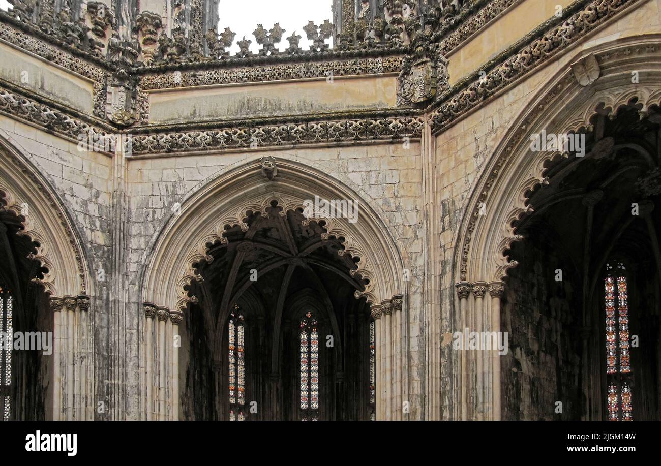 Il bellissimo monastero di Batalha si trova in Portogallo nella città di Batalha e costruito in stile gotico con parti in stile manuelino. Foto Stock