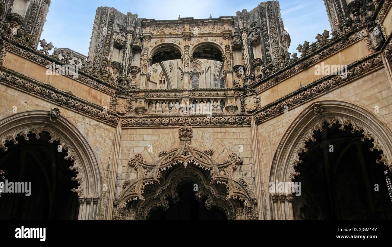 Il bellissimo monastero di Batalha si trova in Portogallo nella città di Batalha e costruito in stile gotico con parti in stile manuelino. Foto Stock