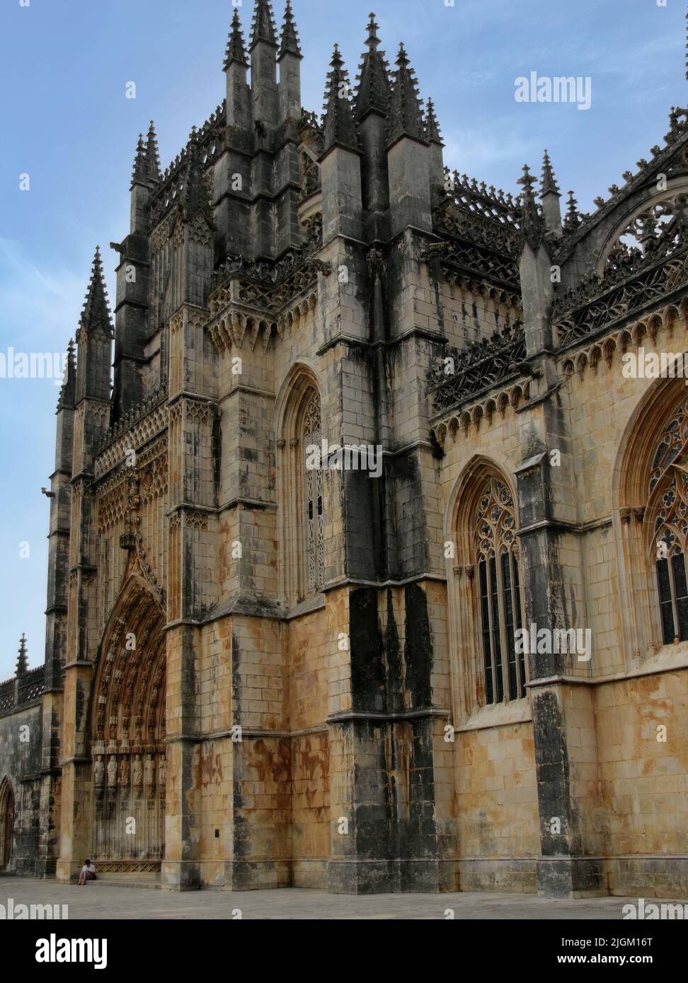 Il bellissimo monastero di Batalha si trova in Portogallo nella città di Batalha e costruito in stile gotico con parti in stile manuelino. Foto Stock