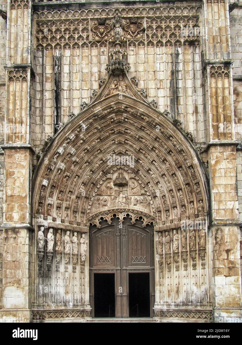 Il bellissimo monastero di Batalha si trova in Portogallo nella città di Batalha e costruito in stile gotico con parti in stile manuelino. Foto Stock