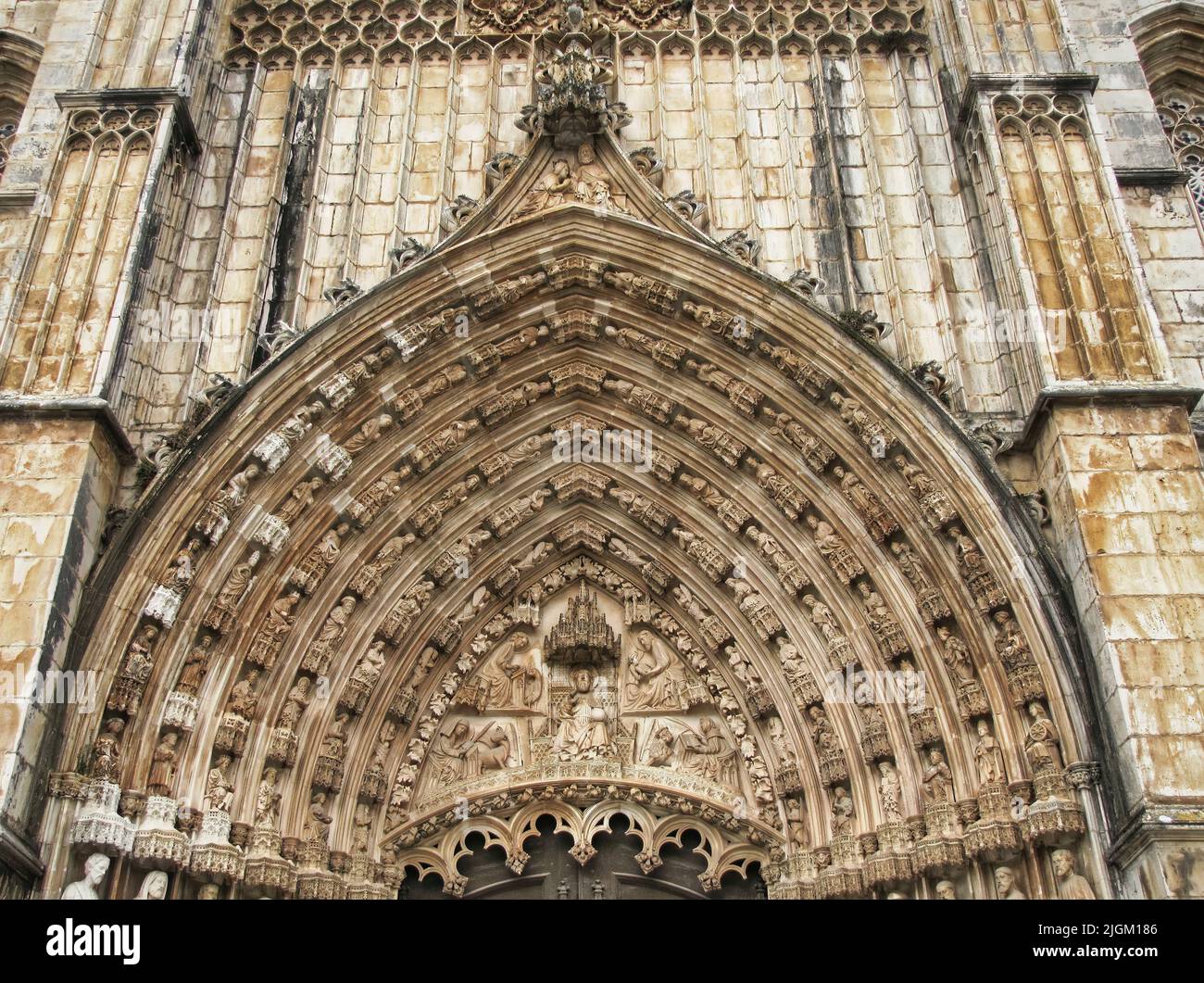 Il bellissimo monastero di Batalha si trova in Portogallo nella città di Batalha e costruito in stile gotico con parti in stile manuelino. Foto Stock